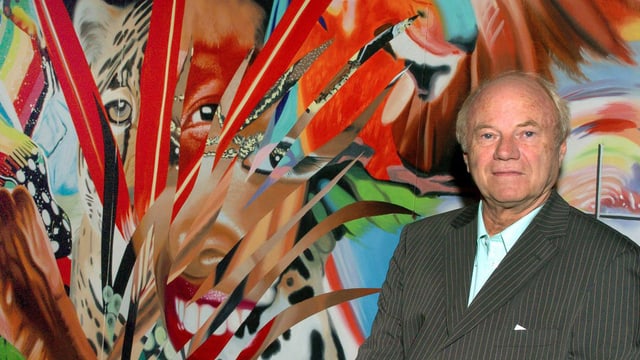 James Rosenquist vor einer collageartigen Malerei. James Rosenquist vor einer collageartigen Malerei.