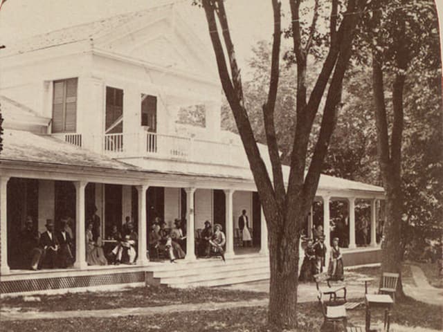 Koch George Crum arbeitete in Moon's Lake House. Das Bild zeigt das restaurierte Gebäude nach einem Brand im Jahr 1893. Koch George Crum arbeitete in Moon's Lake House. Das Bild zeigt das restaurierte Gebäude nach einem Brand im Jahr 1893.