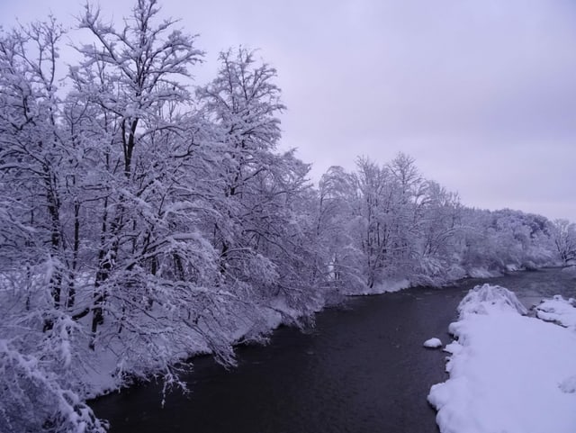 Fluss mit Schnee am Ufer