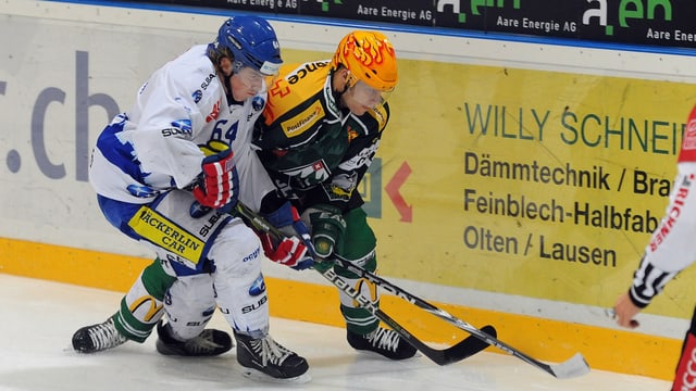 Tyler Redenbach im Zweikampf. Tyler Redenbach im Zweikampf.