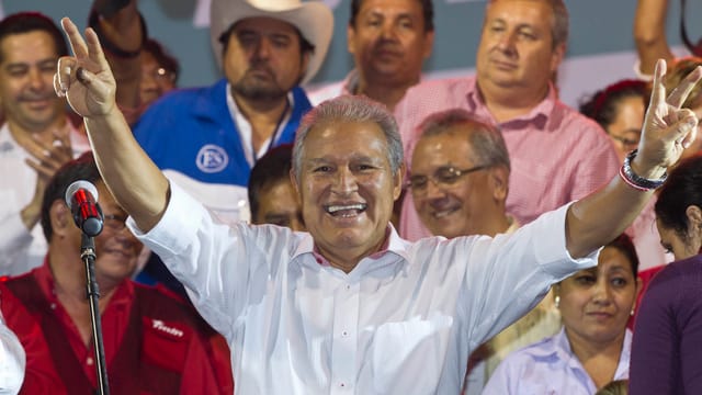 Sánchez Cerén in Siegerpose vor seinen Anhängern. Sánchez Cerén in Siegerpose vor seinen Anhängern.