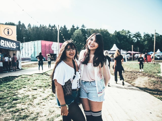 Festivalbesucherinnen am Posen