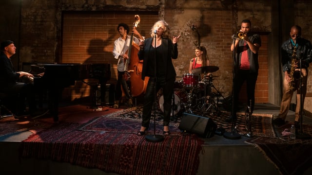 eine Band mit zig Musikern, die performt eine Band mit zig Musikern, die performt