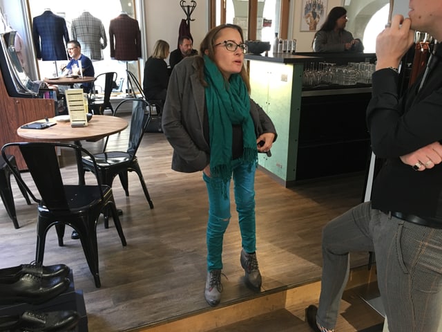 Jasmin Rechsteiner in ihrem Lieblingsrestaurant, in ein Gespräch vertieft Jasmin Rechsteiner in ihrem Lieblingsrestaurant, in ein Gespräch vertieft