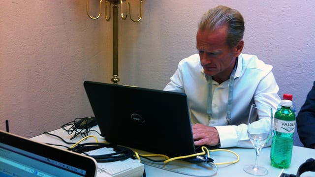Carsten Schloter beim Beantworten der Fragen. Carsten Schloter beim Beantworten der Fragen.
