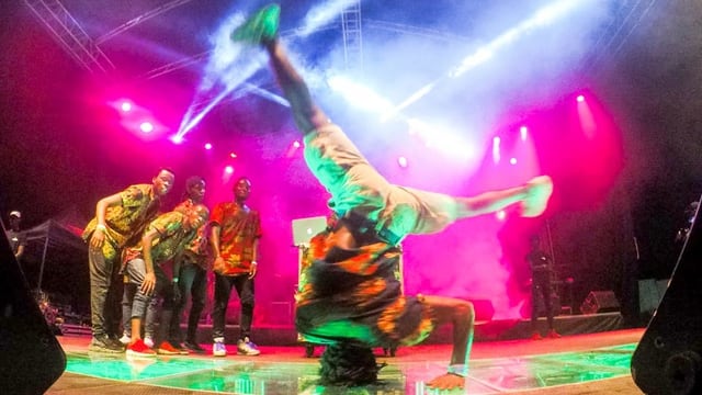 Ein junger Afrikaner vollführt auf einer Bühne einen Breakdance. Ein junger Afrikaner vollführt auf einer Bühne einen Breakdance.