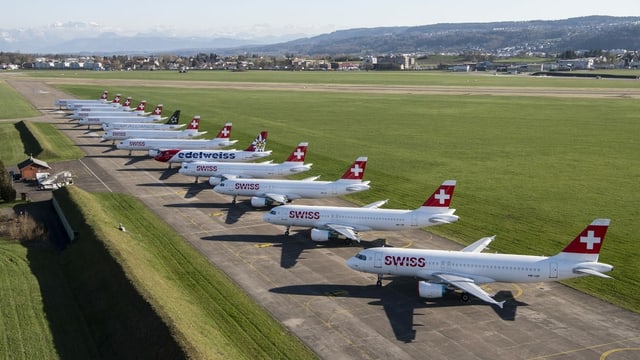 Flugzeuge am Flughafen. Flugzeuge am Flughafen.