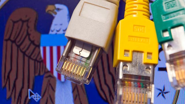 Kabel vor dem Logo der NSA. Kabel vor dem Logo der NSA.