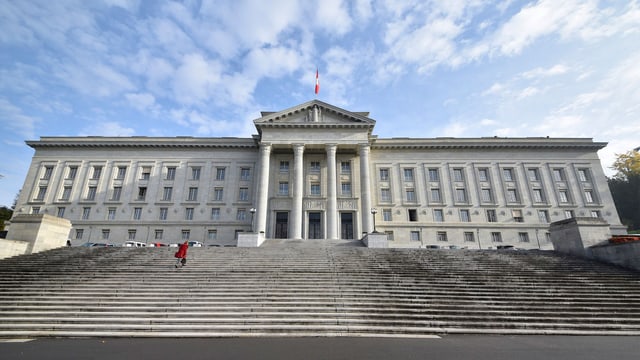 Das Bundesgerichtsgebäude mit Treppenstufen. Das Bundesgerichtsgebäude mit Treppenstufen.