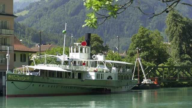 Dampfschiff angedockt am Ufer Dampfschiff angedockt am Ufer