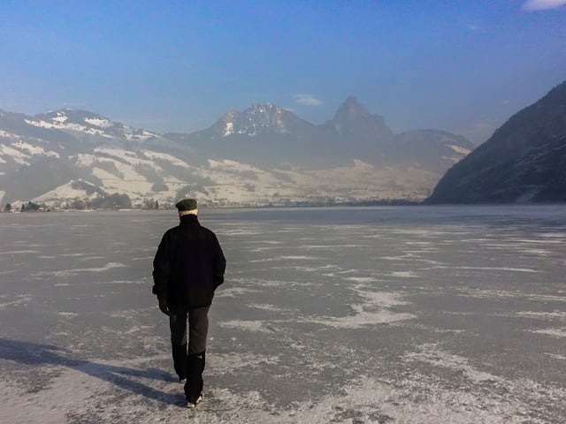 Ein Fussgänger wagt sich auf den gefrorenen Lauerzersee. Ein Fussgänger wagt sich auf den gefrorenen Lauerzersee.