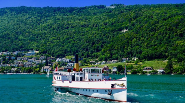 Kursschiff auf dem Bielersee, dahinter der Jura mit Magglingen auf der Krete. Kursschiff auf dem Bielersee, dahinter der Jura mit Magglingen auf der Krete.
