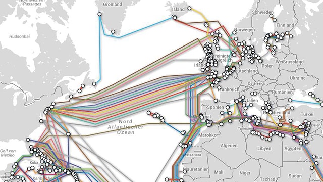 Ein Screenshot von Submarinecablemap.com, der ganze Stränge von Unterseekabeln zeigt zwischen den Kontinenten. Ein Screenshot von Submarinecablemap.com, der ganze Stränge von Unterseekabeln zeigt zwischen den Kontinenten.