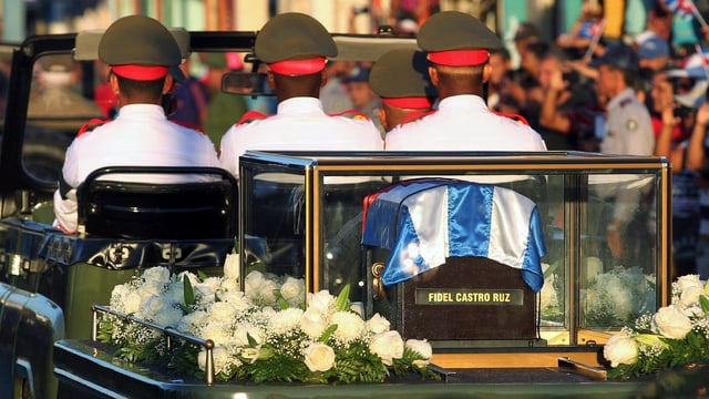 Blick auf die Urne, in welcher die Asche Castros quer über die Insel von Havanna nach Santiago de Cuba gebracht wurde. Blick auf die Urne, in welcher die Asche Castros quer über die Insel von Havanna nach Santiago de Cuba gebracht wurde.