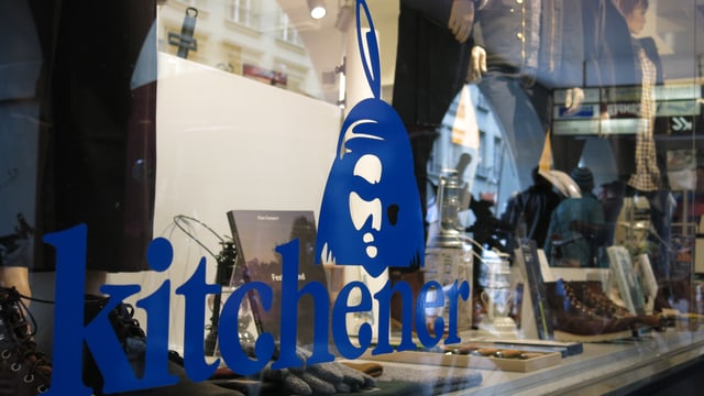 Blick in die Schaufensterauslagen des Berner Concept-Stores «Kitchener». Blick in die Schaufensterauslagen des Berner Concept-Stores «Kitchener».