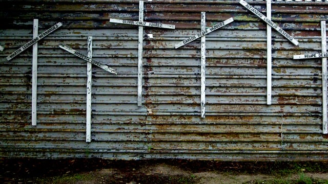 Kreuze erinnern an der Grenze an die toten Migranten. Kreuze erinnern an der Grenze an die toten Migranten.