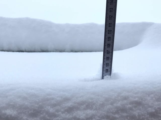 Schnee mit Massstab, der über 1 m zeigt