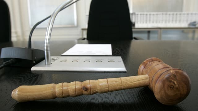 Gerichtshammer auf einem Tisch liegend Gerichtshammer auf einem Tisch liegend