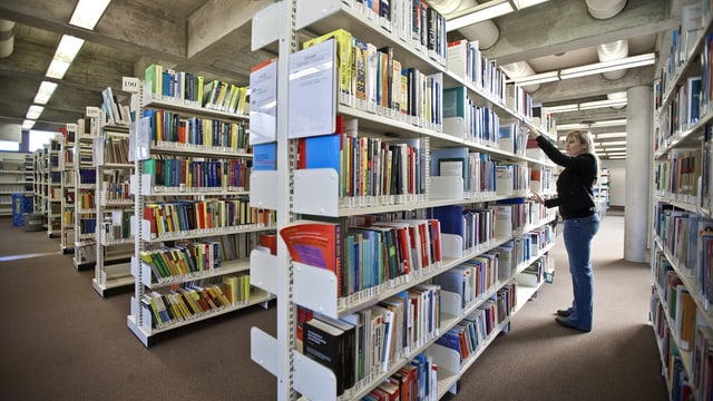 Bibliothek einer Hochschule.