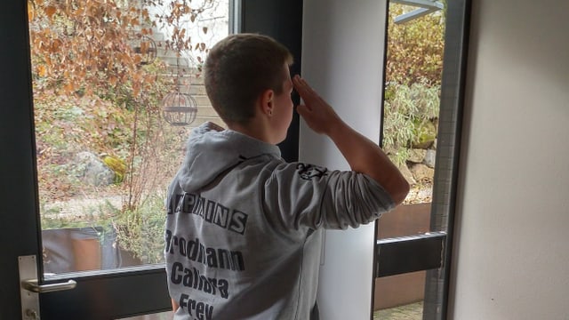 Junge Frau salutiert vor dem Spiegel. Junge Frau salutiert vor dem Spiegel.
