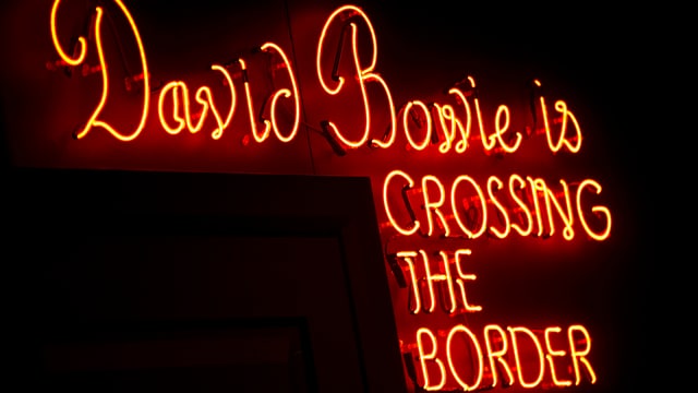 Neonschriftzug «David Bowie is CROSSING THE BORDER» Neonschriftzug «David Bowie is CROSSING THE BORDER»