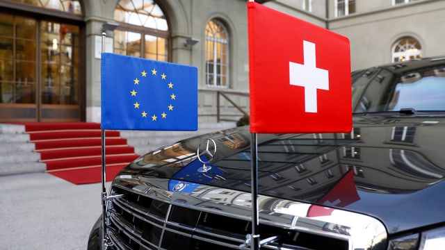 Ein EU- und ein Schweiz-Fähnchen an einer Limousine. Ein EU- und ein Schweiz-Fähnchen an einer Limousine.