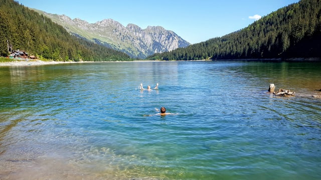 Am Arnensee tummelten sich am 13. September noch Badende. Am Arnensee tummelten sich am 13. September noch Badende.