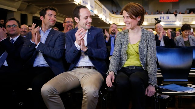 Gössi wird von den Parteikollegen Caroni und Wasserfallen beglückwünscht. Gössi wird von den Parteikollegen Caroni und Wasserfallen beglückwünscht.