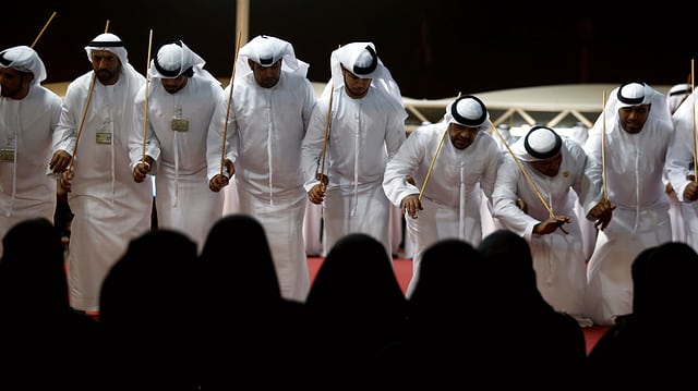 Saudische Männer führen einen traditionellen Tanz auf. Saudische Männer führen einen traditionellen Tanz auf.