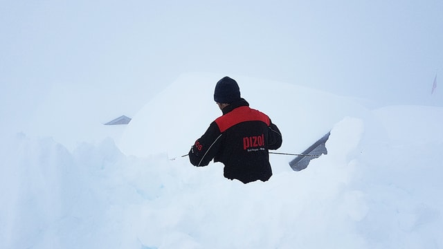 Mann steht bis zur Hüfte im Schnee Mann steht bis zur Hüfte im Schnee