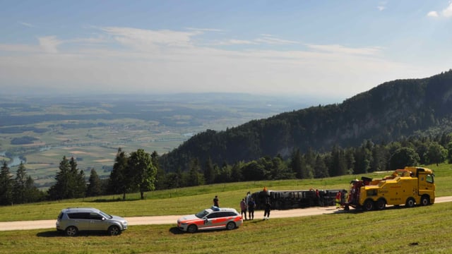 Verschiedene Fahrzeuge auf einem Berg Verschiedene Fahrzeuge auf einem Berg