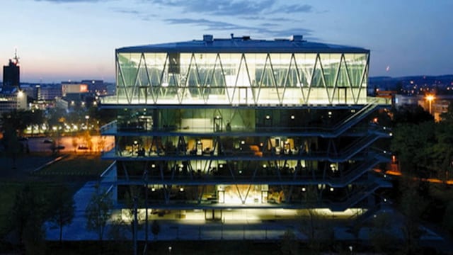 Video «Die Schweiz bauen: Schulhaus Leutschenbach (3)» abspielen Video «Die Schweiz bauen: Schulhaus Leutschenbach (3)» abspielen