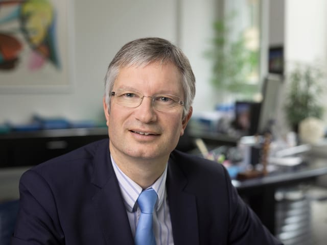 Mann mit blauer Krawatte und Brille Mann mit blauer Krawatte und Brille
