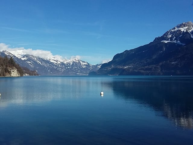 Blick über den Brienzersee. Der Himmel und die Seeoberfläche strahlen um die Wette in tiefsten Blautönen.
