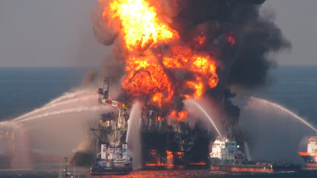 Brennende Bohrplattform «Deepwater Horizon». Brennende Bohrplattform «Deepwater Horizon».