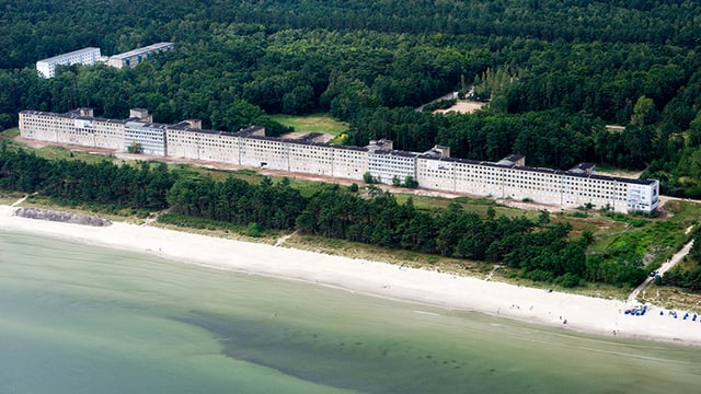 Blick auf einen langen Bau an der Meeresküste. Blick auf einen langen Bau an der Meeresküste.