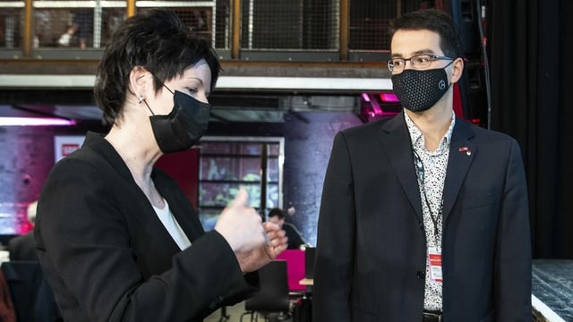 Frau und Mann, beide mit Schutzmasken Frau und Mann, beide mit Schutzmasken