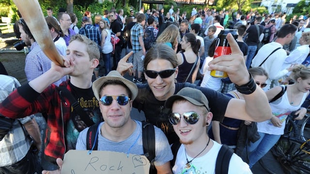 1'600 Facebook-User strömen 2011 unverhofft zu einer Geburtstagsparty einer Teenagerin in Hamburg. 1'600 Facebook-User strömen 2011 unverhofft zu einer Geburtstagsparty einer Teenagerin in Hamburg.
