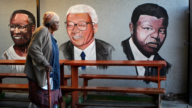 Porträts der Anti-Apartheitskämpfer Oliver Tambo, Walter Sisulu and Nelson Mandela in einem Gebäude in Soweto. Porträts der Anti-Apartheitskämpfer Oliver Tambo, Walter Sisulu and Nelson Mandela in einem Gebäude in Soweto.