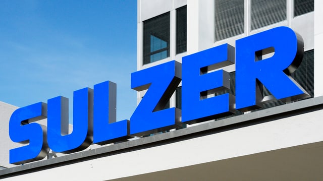 Blaue Buchstaben formen den Schriftzug "Sulzer" auf einem Vordach eines Firmengebäudes. Blaue Buchstaben formen den Schriftzug "Sulzer" auf einem Vordach eines Firmengebäudes.