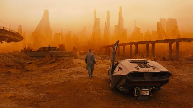 Ein Auto steht in einer leeren und öden Umgebung, im Hintergrund sieht man die Skyline von Los Angeles. Ein Auto steht in einer leeren und öden Umgebung, im Hintergrund sieht man die Skyline von Los Angeles.