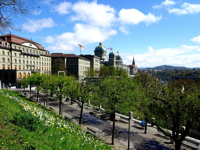 Blauer Himmel über dem Bundeshaus.