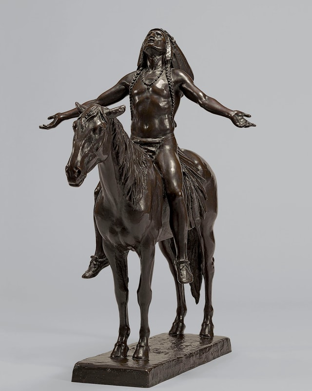 Indianer auf Pferd mit ausgebreiteten Armen, Blick zum Himmel gerichtet. Indianer auf Pferd mit ausgebreiteten Armen, Blick zum Himmel gerichtet.