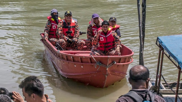 Fünf Männer in einem Boot. Fünf Männer in einem Boot.