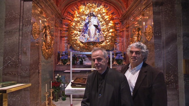Bruder Gerold (links) und Roland Huber vor der Madonna. Bruder Gerold (links) und Roland Huber vor der Madonna.