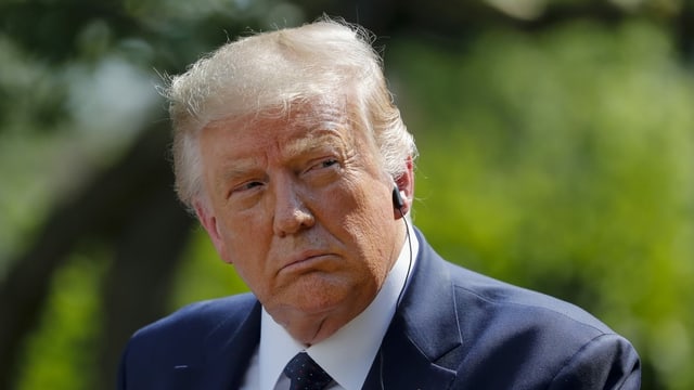 Donald Trump blickt mürrisch in die Kamera. Donald Trump blickt mürrisch in die Kamera.