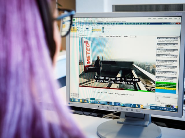 Swiss TXT untertitelt für SRF mehr als die Hälfte der Fernsehsendezeit – über 13’000 Stunden pro Jahr. Dazu gehören sämtliche Sendungen zwischen 19 und 22 Uhr auf SRF 1, die Hauptabendsendung auf SRF zwei, die Filme am Samstagabend bis 1.30 Uhr, Live-Sendungen am Wochenende ab Mittag sowie alle Live-Übertragungen besonderer Bedeutung. Swiss TXT untertitelt für SRF mehr als die Hälfte der Fernsehsendezeit – über 13’000 Stunden pro Jahr. Dazu gehören sämtliche Sendungen zwischen 19 und 22 Uhr auf SRF 1, die Hauptabendsendung auf SRF zwei, die Filme am Samstagabend bis 1.30 Uhr, Live-Sendungen am Wochenende ab Mittag sowie alle Live-Übertragungen besonderer Bedeutung.