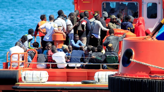 Dutzende Menschen auf einem spanischen Rettungsboot Dutzende Menschen auf einem spanischen Rettungsboot