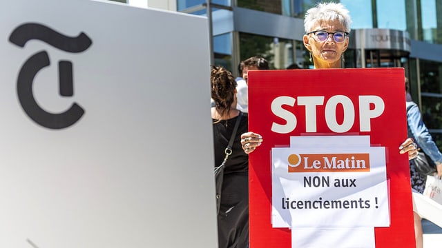 Frau neben Tamedia-Logo stehend. Sie hält ein Plakat in den Händen. Frau neben Tamedia-Logo stehend. Sie hält ein Plakat in den Händen.