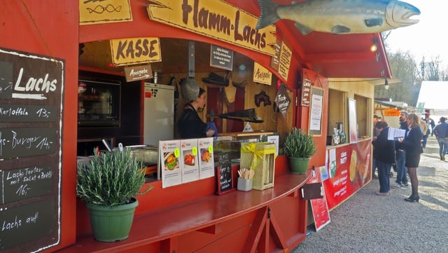 Essensstand mit Flammlachs im Aussengelände Essensstand mit Flammlachs im Aussengelände